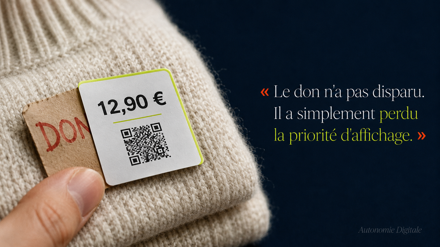 Gros plan sur un pull en laine plié : une étiquette manuscrite « DON » à moitié recouverte par une étiquette autocollante imprimée « 12,90 € » avec QR code, tenue entre deux doigts.